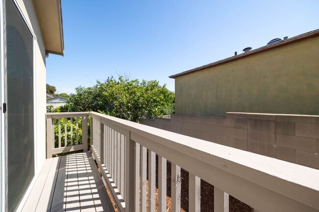 Building Photo - 4bd/2ba home with AC, off street parking and private yard!