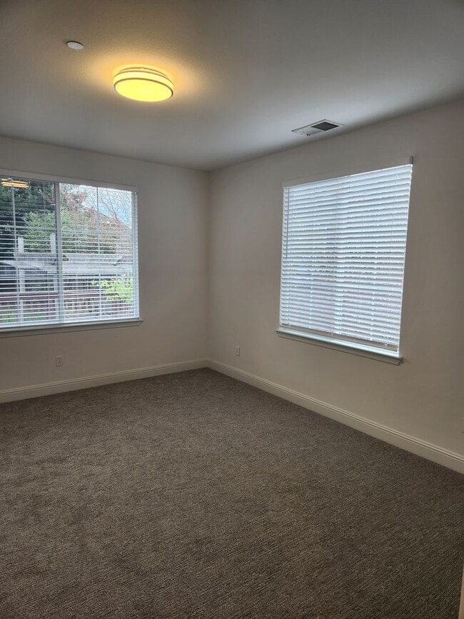 Building Photo - Great Santa Rosa Neighborhood 3 Bedroom, 2.5 Bathrooms