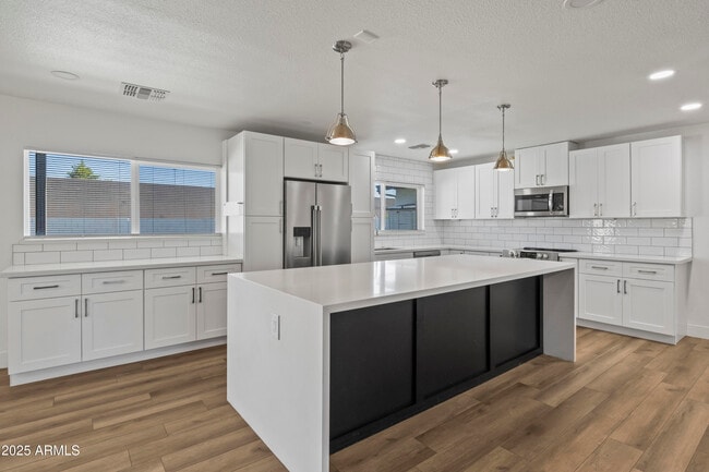 Building Photo - 2166 E Greenway Dr