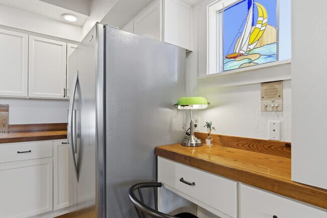 Building Photo - 2900 Ocean Dr S