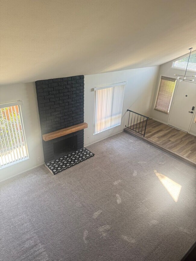 Building Photo - 4 Bed/3Bath