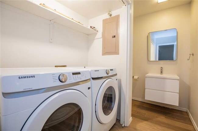 Building Photo - 2217 N Crossover Rd