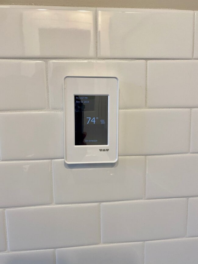 Building Photo - Charming 3 bed 1 bath House with Tons of Updates and Private Backyard!