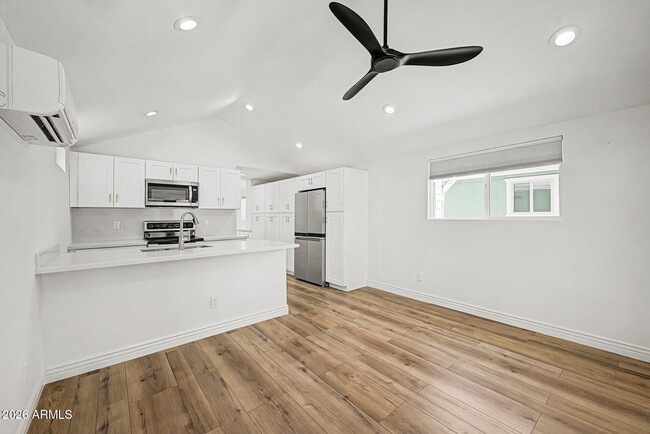 Building Photo - 521 W Mariposa St