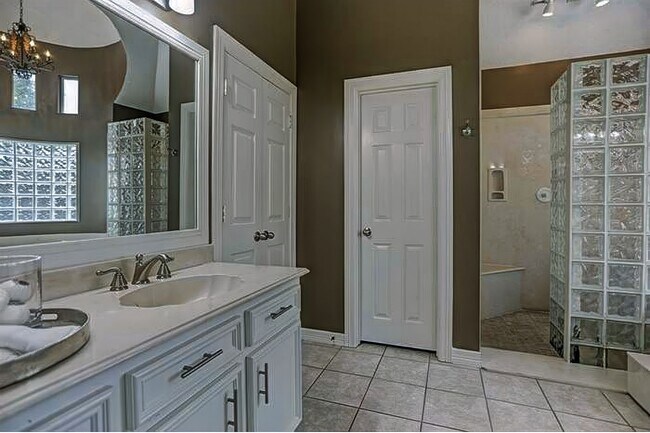 Building Photo - 6 Twilight Glen Ct