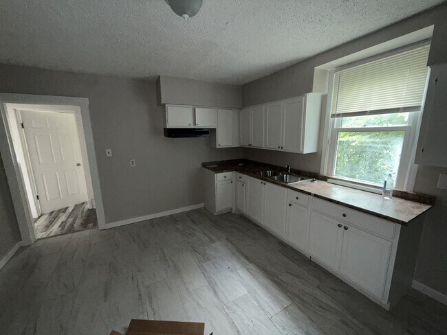 Building Photo - 1057 College St
