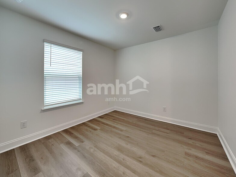 Building Photo - 531 Armstrong Curv