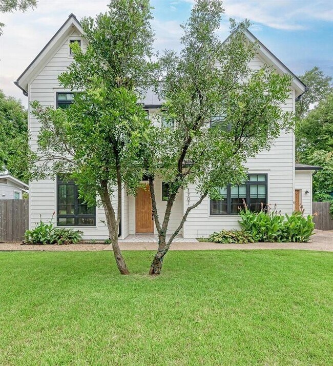 Building Photo - 1707 W St Johns Ave