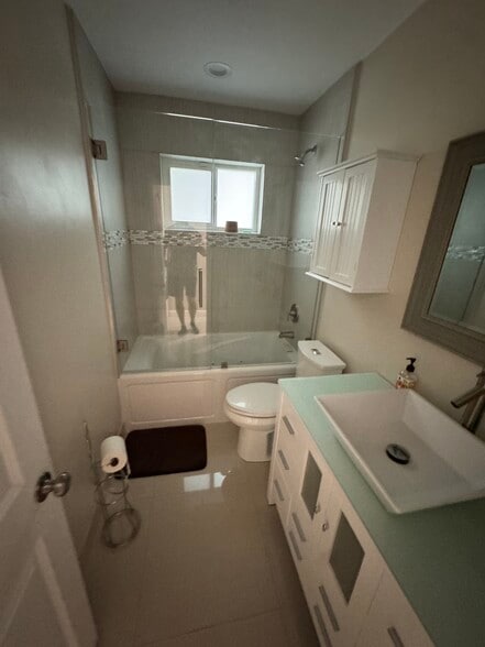 Guest bathroom - 4308 Harrison St