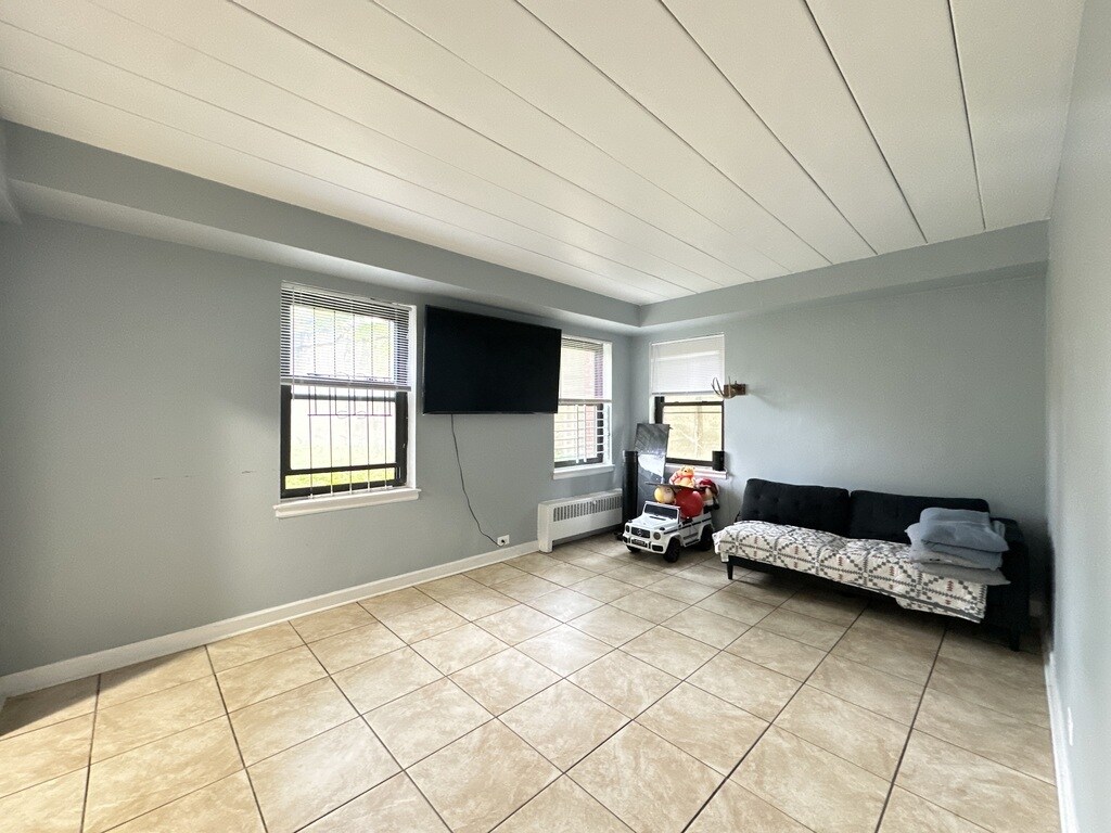 Building Photo - 1360 W Touhy Ave