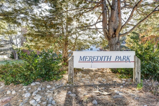 Building Photo - 2 Bedroom 2 Bath End Unit Condo with covered parking!