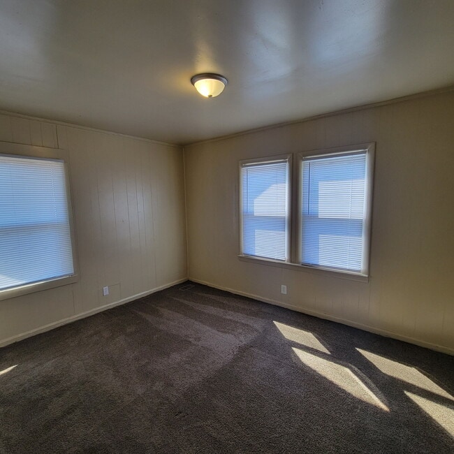 Building Photo - conveniently located around the corner from popular Garfield Park