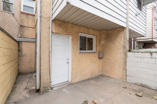 Building Photo - Newly renovated 3 bedroom