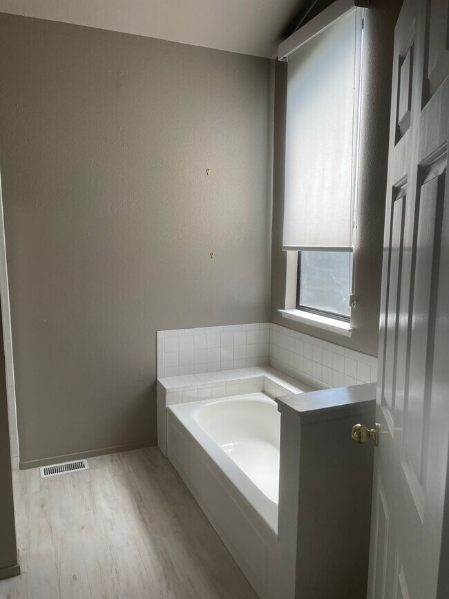 Building Photo - Beautiful End Unit Condo in Bennett Valley!