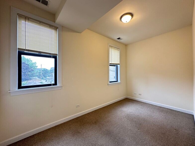 Building Photo - 4715 N Sheridan Rd