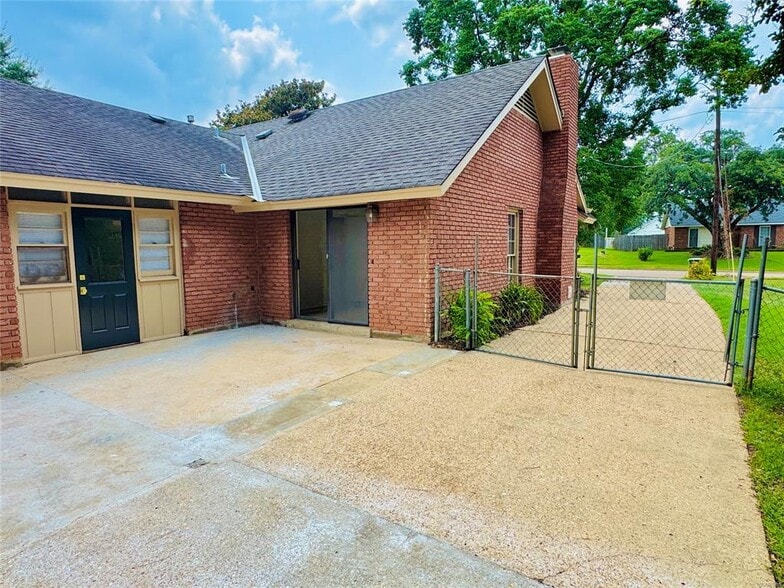 Building Photo - 2905 Willow Ln Dr