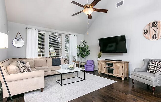 Building Photo - Spacious 4-Bedroom, 3-Bath Two-Story Home in Boerne