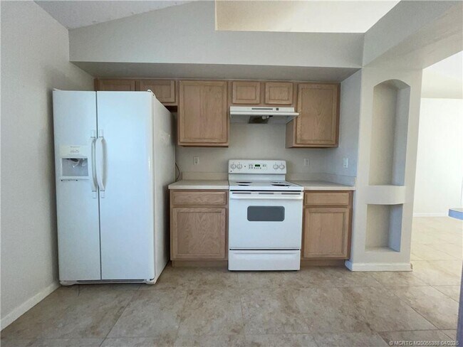 Building Photo - 456 SW Prado Ave