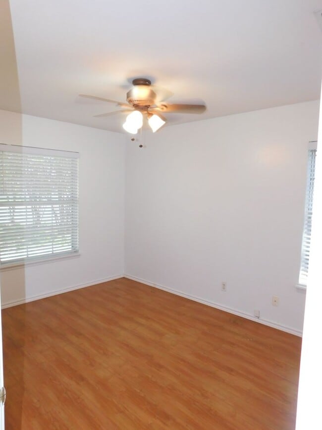 Building Photo - South Austin 2/2 with office