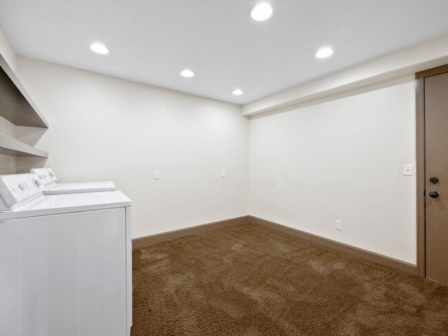 Building Photo - 25 E 2250 N