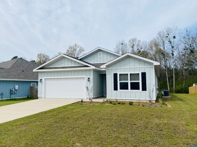 Building Photo - Over 2,000 Sq Ft! 4BR Home w/ En Suite Guest Room