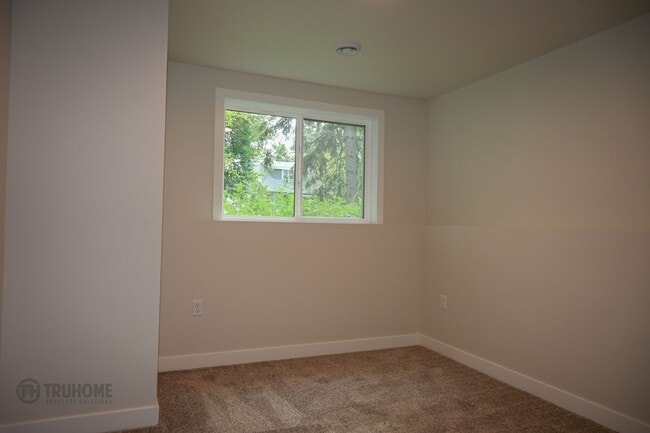 Building Photo - *RENT SPECIAL* Spacious 4 Bed, 2 Bath Sing...