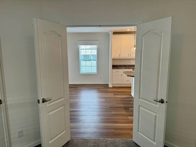 Building Photo - 1283 Jamestown Dr