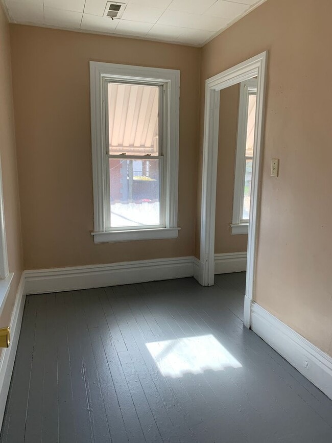 Building Photo - Large 3 Bedroom, 1.5 bath House