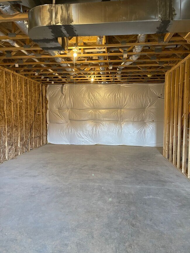 Building Photo - *LIKE NEW!* 3BR/2.5BA Townhouse in Crescen...