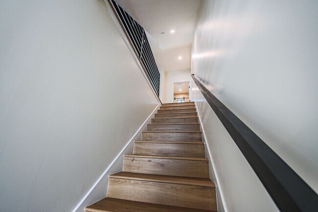 Building Photo - Ultra-Luxury Brand New 2 bed/2.5 bath and ...