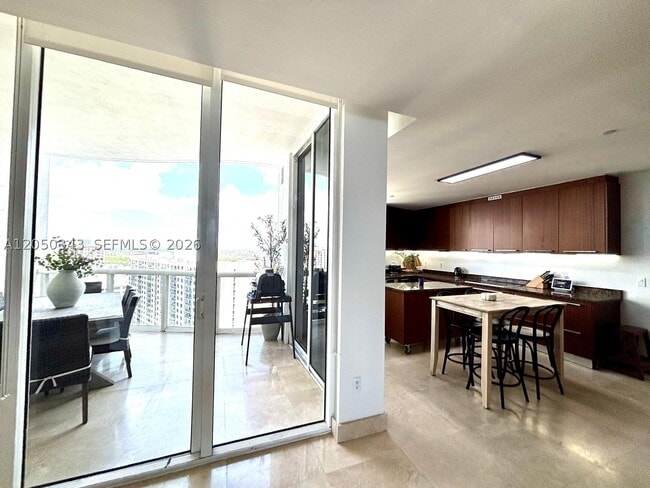 Building Photo - 15901 Collins Ave