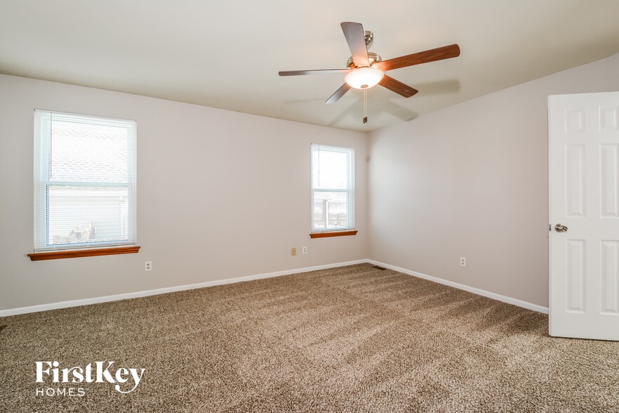 Building Photo - 2800 Wilshire Valley Dr