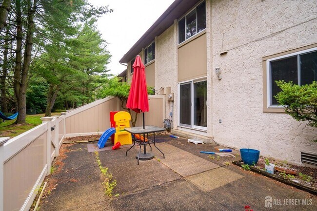 Building Photo - 16 Thoreau Dr
