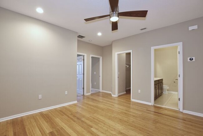 Building Photo - Gorgeous 4/2.5 Spacious Townhome with a Lo...