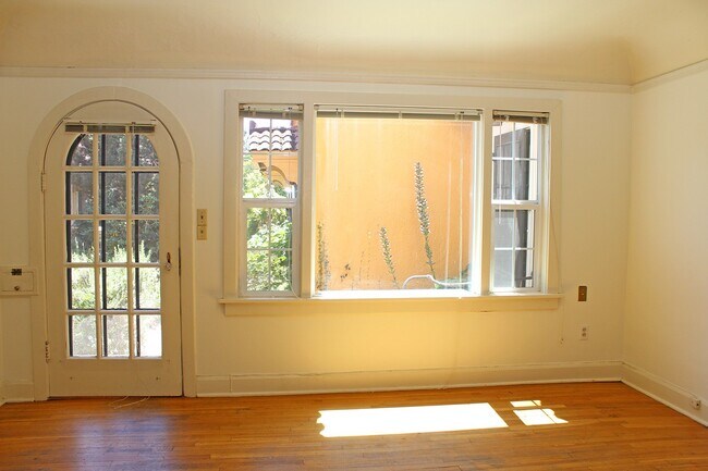 Building Photo - 3087 SE Ankeny St