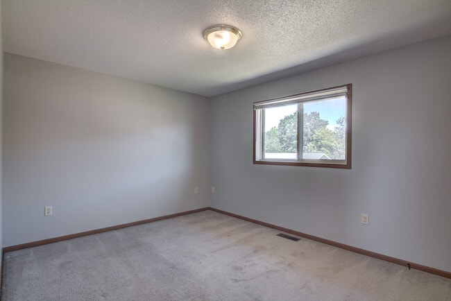 Building Photo - 3203 Oak Knoll Dr