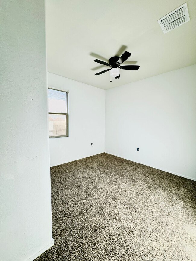 Building Photo - Single Story 3 bedroom 2 bath Magma Ranch