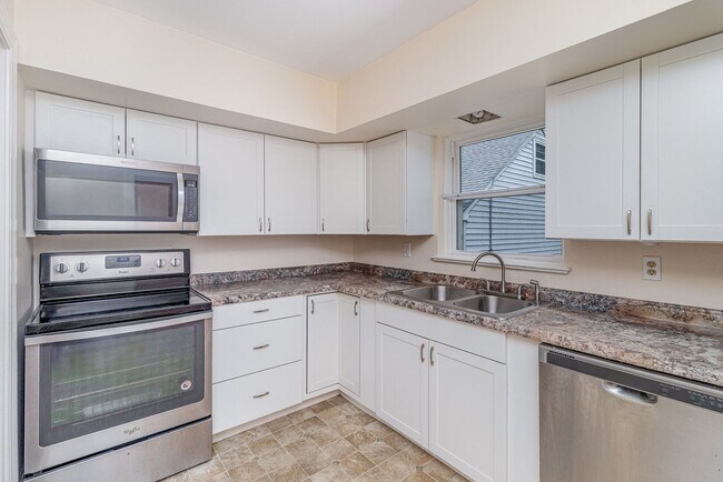 Building Photo - Coming Soon | $2,000/mo | Spacious Split-L...