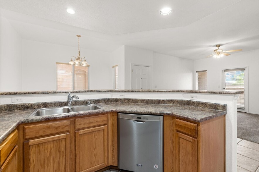 Kitchen - 6800 Vista del Norte Rd NE