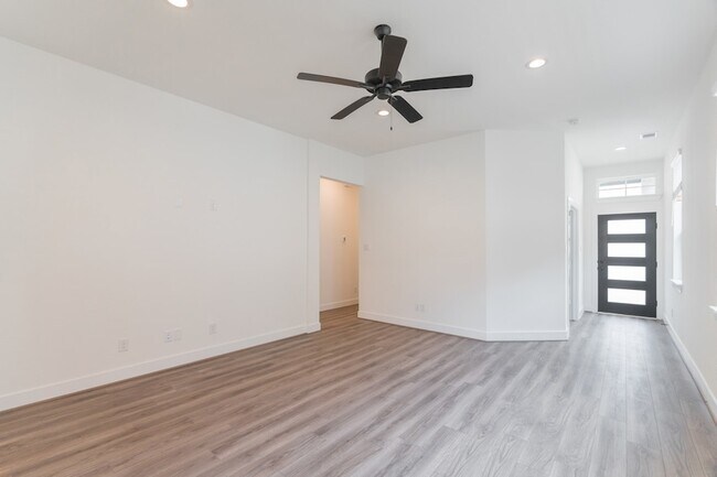 Building Photo - 10726 Pine Pink