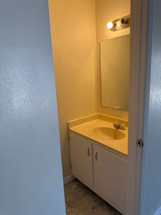 Building Photo - 6929 SW Hampshire Cir