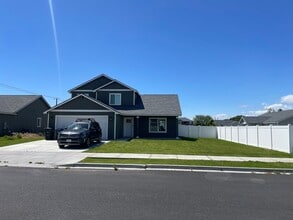 Building Photo - 2Story Home! 4 Beds, 2.5 Bath!