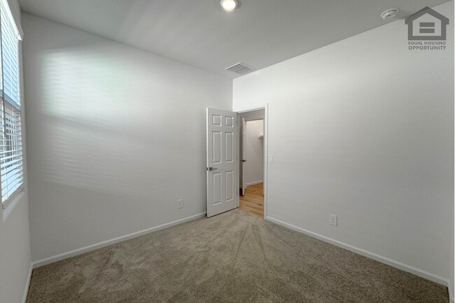 Building Photo - 18236 Avenida del Sol W