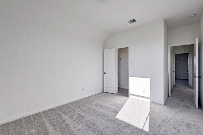 Building Photo - 2605 Mackinac Bay Dr