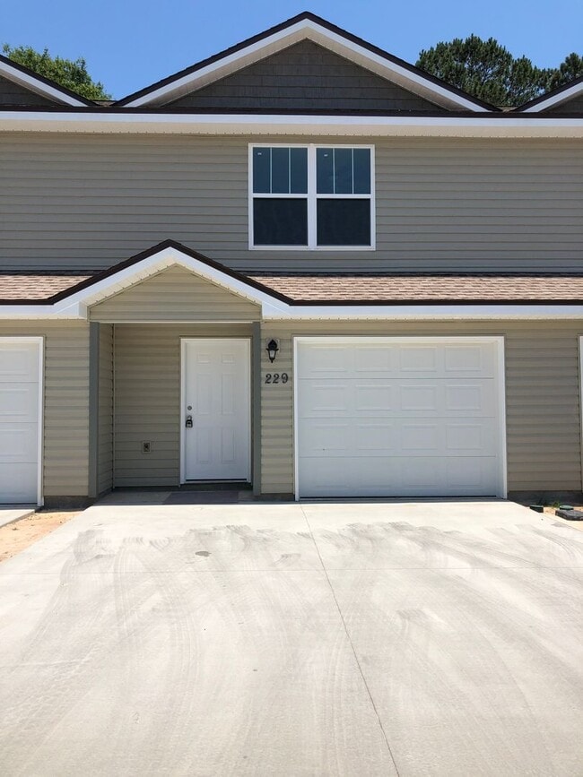 Building Photo - 3 bedroom, 2.5 bath town-home,near TAFB