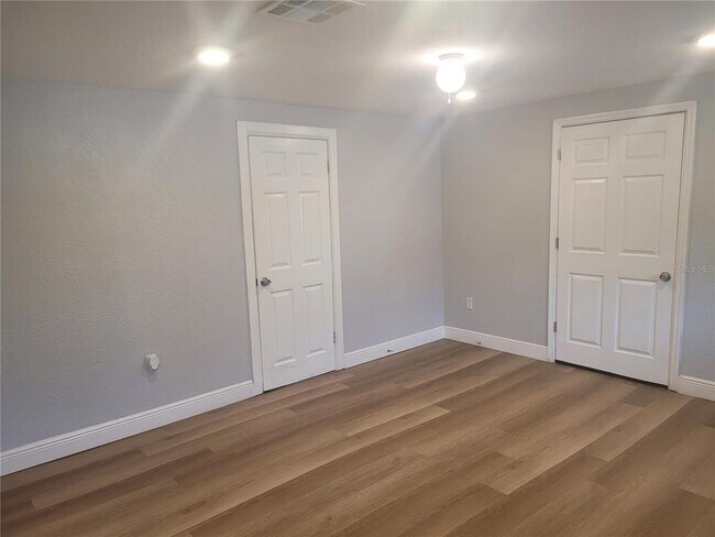 Building Photo - 1320 S Oleander Ave