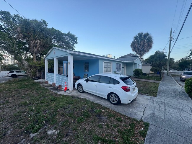 Building Photo - 1110 N Sapodilla Ave