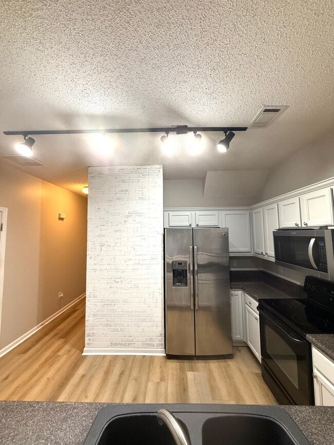 Building Photo - Renovated  3 Bed 3.5 Bath Town Home