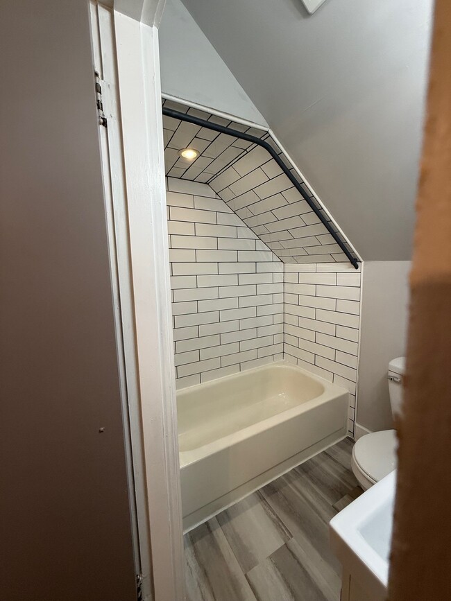 Building Photo - 1117 N B St