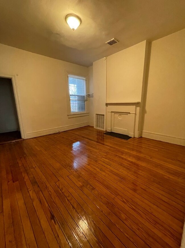 Building Photo - Amazing 3 bdrm/1.5 bath House Conveniently Located in The Heart of VCU and Downtown!